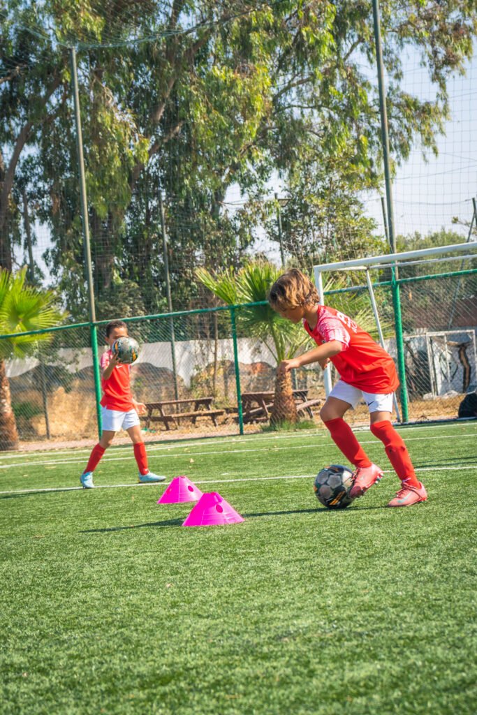 Une académie de football d’élite à Casablanca Crossfoot Academy est une académie de football spécialisée dans l’entraînement spécifique pour les jeunes talents au Maroc. Nous proposons une méthodologie moderne inspirée du football européen, encadrée par un coach certifié UEFA B et une équipe de 6 entraîneurs spécialisés.