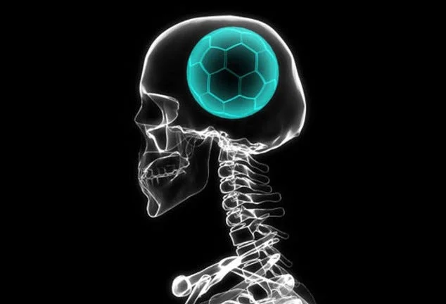 Neurosciences et football des jeunes : une nouvelle approche de l’entraînement Le football moderne ne se limite plus au développement physique et technique des joueurs. Aujourd’hui, les neurosciences occupent une place essentielle dans la formation des jeunes footballeurs. En combinant les dernières recherches scientifiques avec des méthodes d’entraînement spécifiques, les académies de football innovantes comme Crossfoot Academy à Dar Bouazza (Casablanca, Maroc) préparent les joueurs à relever les défis d’un football toujours plus rapide et exigeant. Pourquoi les neurosciences sont-elles importantes dans le football des jeunes ? Le cerveau est l’organe central de la performance footballistique. Chaque décision sur le terrain — anticiper une passe, ajuster un contrôle, déclencher un tir — est le résultat d’un processus cognitif. Chez les jeunes joueurs, travailler le cerveau est aussi important que développer la technique ou la condition physique. Les neurosciences permettent de : Améliorer la prise de décision rapide. Développer la vision périphérique et la concentration. Optimiser la gestion du stress et des émotions en match. Stimuler la mémoire motrice pour automatiser les gestes techniques. Application concrète des neurosciences à l’entraînement À Crossfoot Academy, l’entraînement ne se limite pas à des exercices classiques. Grâce à des méthodes inspirées des neurosciences, nous intégrons : Jeux de réaction avec lumières et capteurs pour stimuler la réactivité. Exercices de double tâche : par exemple, contrôler un ballon tout en mémorisant une séquence de couleurs ou de chiffres. Travail cognitif sous pression : prises de décision rapides dans des espaces réduits. Outils technologiques comme les programmes de chronométrage et de suivi pour mesurer les progrès. Ces approches permettent de créer un environnement où les joueurs entraînent à la fois leur corps et leur cerveau, rendant leur jeu plus intelligent et efficace. Les bénéfices pour les jeunes footballeurs Les jeunes joueurs qui s’entraînent avec des méthodes basées sur les neurosciences développent une longueur d’avance sur leurs adversaires. Ils apprennent à : Lire le jeu plus vite. Anticiper les mouvements de l’adversaire. Exécuter des gestes techniques sous pression. Conserver leur calme dans les moments décisifs. Cette approche globale prépare les enfants et adolescents à devenir des footballeurs complets, capables de s’adapter aux exigences du football moderne. Crossfoot Academy : une académie innovante au Maroc À Dar Bouazza, près de Casablanca, Crossfoot Academy s’impose comme une académie d’entraînement spécifique unique au Maroc. Avec des coachs certifiés UEFA et une approche alliant technique, physique, tactique et neurosciences, nous offrons aux jeunes joueurs un programme digne des meilleurs centres de formation. Notre mission est claire : former la nouvelle génération de footballeurs marocains et internationaux en combinant rigueur, plaisir du jeu et innovations scientifiques.